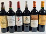 six bouteilles de vin rouge sont alignées