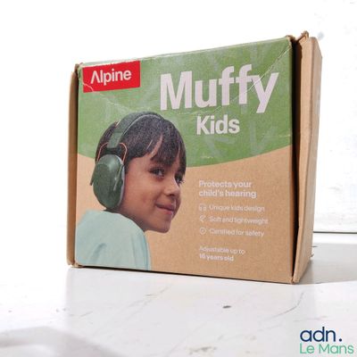 une boîte de casques audio « Muffy Kids » posée sur une table