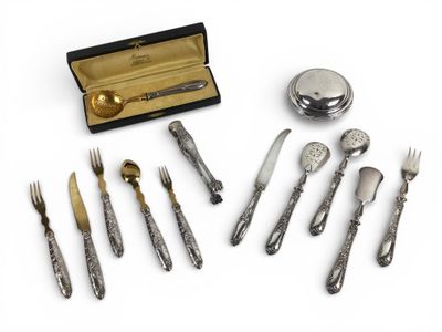 Dans son écrin Cuillère saupoudreuse prise en argent à décor… - Photo 1