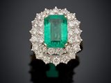 une bague en émeraude et diamant