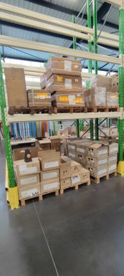 Ensemble d'environ 54 palettes de composants pour fabricatio… - Photo 1