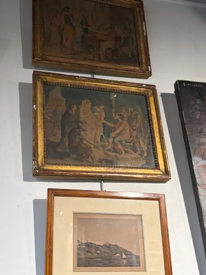 de nombreuses photos encadrées sur le mur de cette pièce