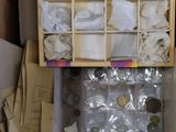 une boîte d'objets assortis posée sur une table