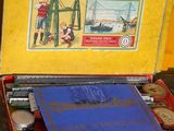 une valise rouge posée sur une table, avec un livre à l'intérieur