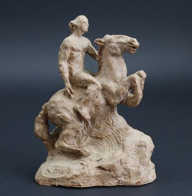 statue représentant un homme à cheval, assis sur un rocher en compagnie d'une chèvre