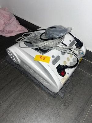 un aspirateur posé par terre près du mur