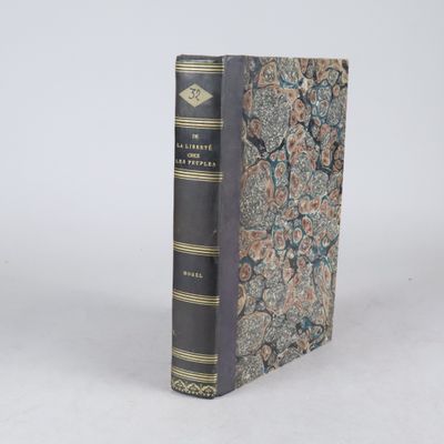 gros plan d'un livre sur une table à fond blanc