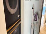 une photo d'un lave-linge et d'un sèche-linge dans une petite pièce