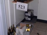 de nombreuses bouteilles de vin sur les étagères de la cuisine