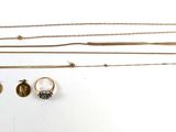 plusieurs types de bijoux sont présentés sur une surface blanche