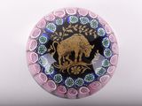bouton en verre violet et noir orné d'un taureau doré