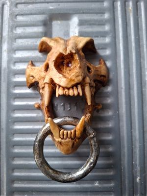 figurine tête de monstre