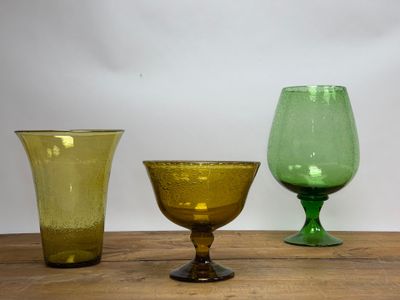 BIOT Grand vase et coupe en verre bullé ambré.