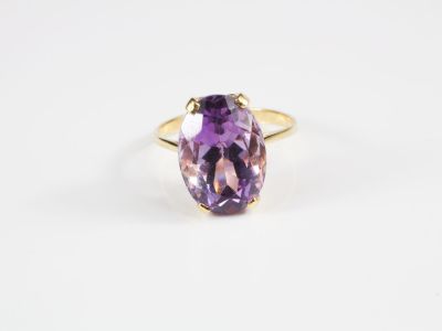 Bague en or jaune centrée d'une améthyste ovale facettée
