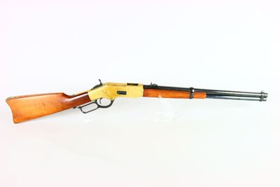un fusil avec un canon en bois et une crosse en bois, posé sur une surface blanche