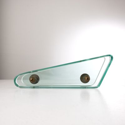 un objet en verre posé sur une table