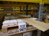 beaucoup de caisses en bois dans un entrepôt