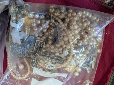 un sac rempli de perles et d'autres objets