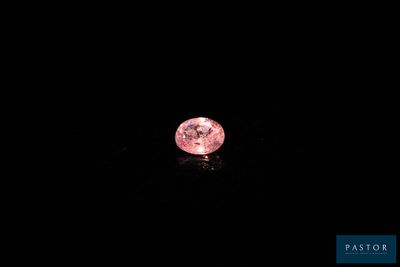 un diamant rose sur fond noir
