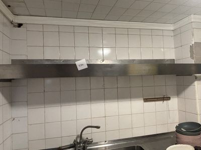 une photo d'une cuisine avec un évier et une cuisinière