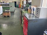 une grande pièce avec beaucoup de cartons par terre