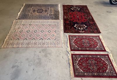 de nombreux tapis étalés sur le sol d'une pièce