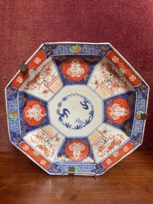 une assiette ornée d'un dragon, posée sur une table