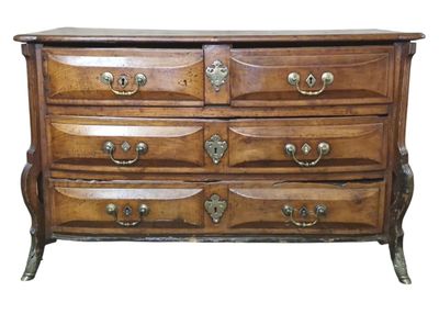 une commode en bois comportant de nombreux tiroirs