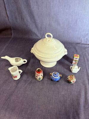 tout un tas de petits objets posés sur une table