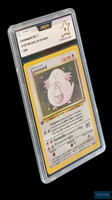 une carte Pokémon dans un étui en plastique sur fond noir
