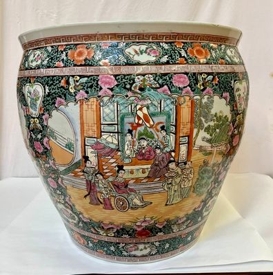 Important cache pot en faïence asiatique à décors de scènes …