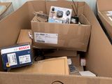 plusieurs boîtes d'équipement électronique sont empilées les unes sur les autres