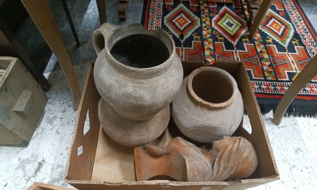 Lot de 3 pichets anciens en grès. Joint un buste de femme en bois