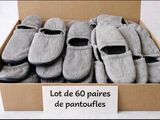 de nombreuses paires de chaussures dans une boîte, avec une étiquette de prix