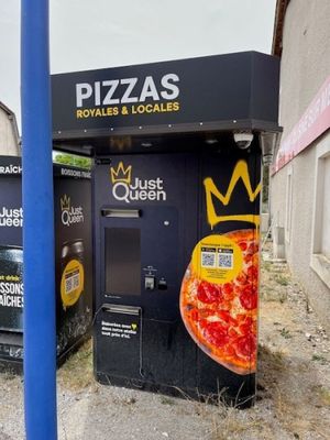 un distributeur automatique de pizzas au bord de la route