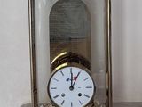 une horloge posée sur une table