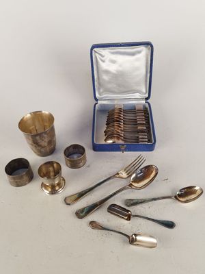 une boîte d'argenterie contenant des cuillères et des cuillères