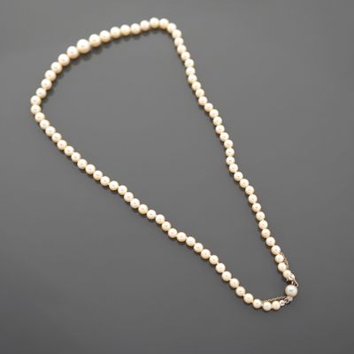 Collier d'un rang de 82 perles de culture en chute allant de…
