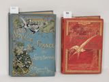 deux livres posés l'un à côté de l'autre sur une table