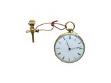 une horloge suspendue à une chaîne sur fond blanc