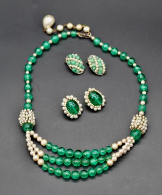 un ensemble composé d'un collier et de boucles d'oreilles en émeraudes et perles
