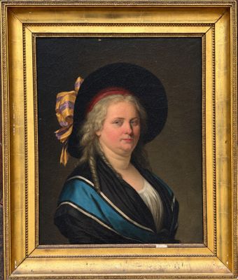 portrait d'une femme vêtue d'une robe bleue et noire et coiffée d'un chapeau rouge