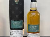 une image représentant une bouteille de whisky à côté d'une boîte noire