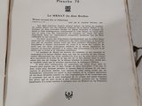 deux livres ouverts posés sur une table recouverte d'une nappe blanche