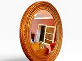 une photo d'un miroir dans lequel on voit le reflet d'une pièce