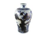 un vase bleu et blanc avec des fleurs