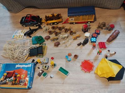 beaucoup de jouets par terre, à côté d'un canapé