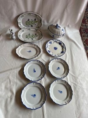 une table avec beaucoup d'assiettes et de tasses