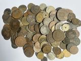 une pile de vieilles pièces de monnaie sur une surface blanche