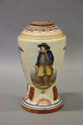 un vase avec l'image d'un homme dessus